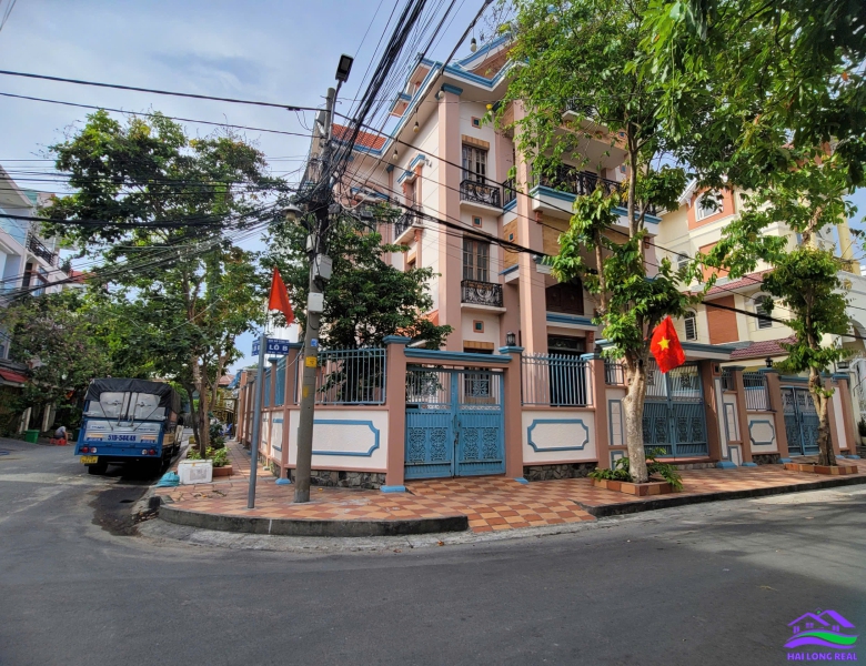 Biệt thự Góc khu Bộ Công An, Giá: 43ty, DT: 319m2, DT sàn: 486m2, đường Nguyễn Văn Quỳ, p. Phú Thuận, Q7