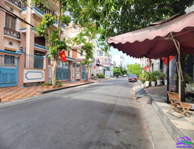 Biệt thự Góc khu Bộ Công An, Giá: 43ty, DT: 319m2, DT sàn: 486m2, đường Nguyễn Văn Quỳ, p. Phú Thuận, Q7