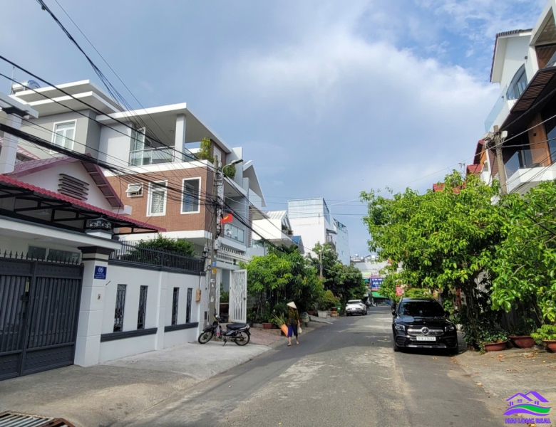 Biệt thự Góc khu Bộ Công An, Giá: 43ty, DT: 319m2, DT sàn: 486m2, đường Nguyễn Văn Quỳ, p. Phú Thuận, Q7