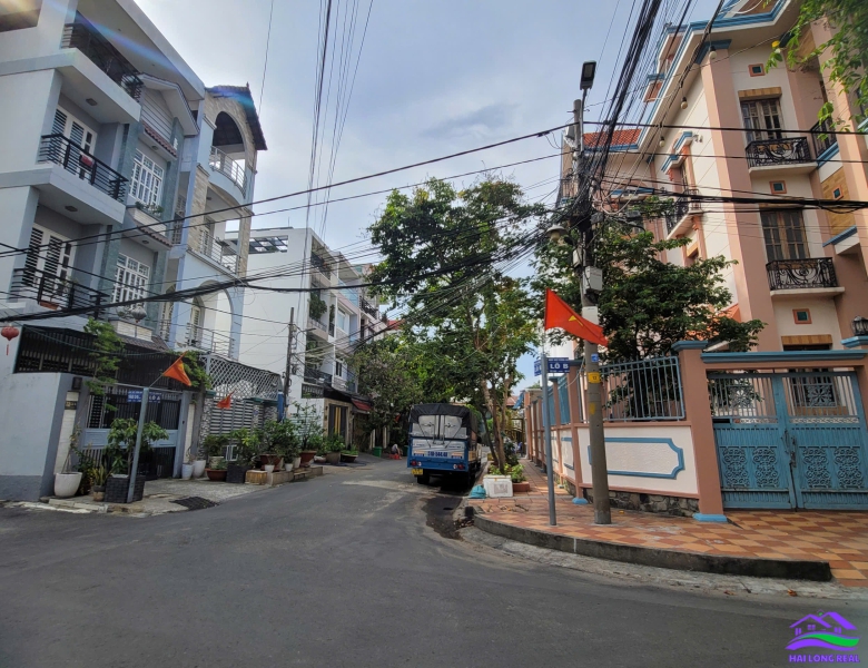 Biệt thự Góc khu Bộ Công An, Giá: 43ty, DT: 319m2, DT sàn: 486m2, đường Nguyễn Văn Quỳ, p. Phú Thuận, Q7