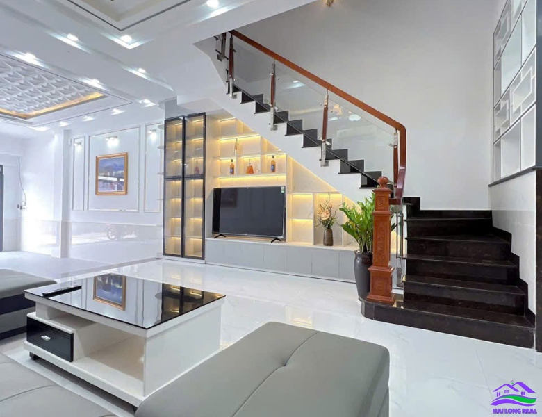 HAILONGREAL: Nhà giá: 8,9ty, DT: 5*20m, 3,5 tầng, đường Huỳnh Tấn Phát, TT Nhà Bè 