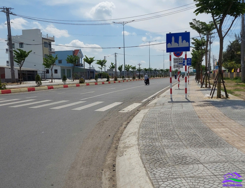 Đất giá: 2,2ty, DT: 5*22m, hẽm Đình, đường Lê Văn Lương ( nối dài), Long Hậu, Long An 