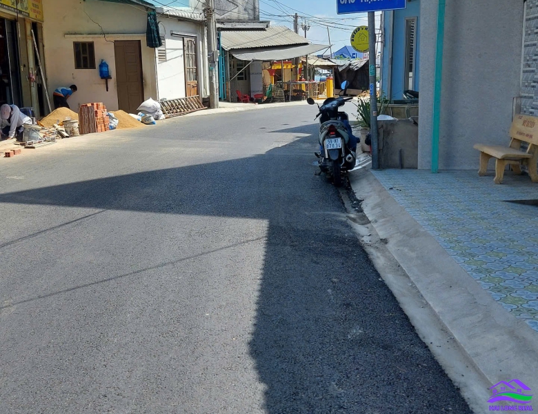 Đất giá: 2,2ty, DT: 5*22m, hẽm Đình, đường Lê Văn Lương ( nối dài), Long Hậu, Long An 