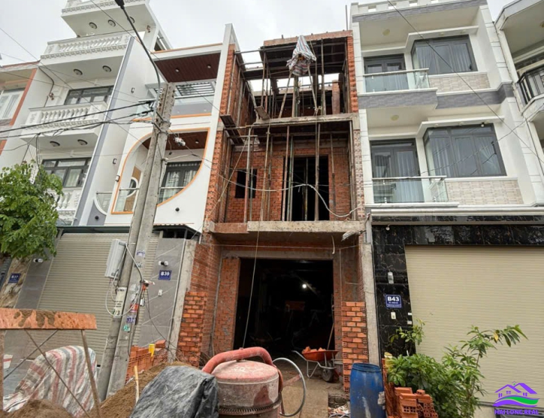 Nhà giá: 3,9ty, DT: 4,3*15m, 3 tầng, đường 8m, khu Hoàng Hoa, Long Hậu, Long An 