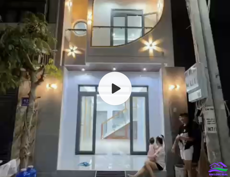 Nhà giá: 3,9ty, DT: 4,3*15m, 3 tầng, đường 8m, khu Hoàng Hoa, Long Hậu, Long An 