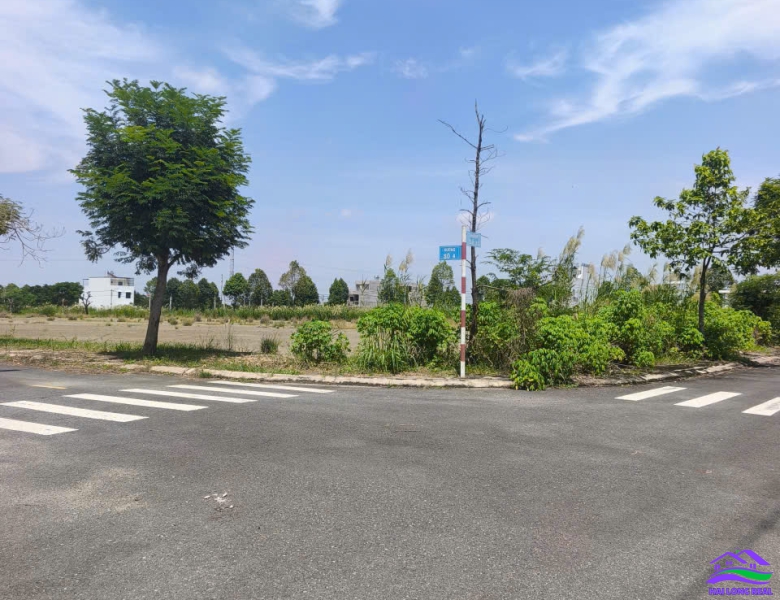 Đất Góc giá: 5.8ty, DT: 10x20m, 201m2, góc 2 mặt tiền đường 32 - đường số 4, lô G6-23, khu SAIGON VILLAGE