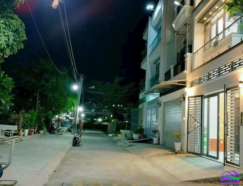 HAILONGREAL: NHÀ ĐẸP, GIÁ TỐT NHẤT KHU VỰC, đường 10m, giá: 6.9ty, DT: 5x11m, 4.5 tầng. khu 2295 huỳnh tấn phát, TT nhà bè