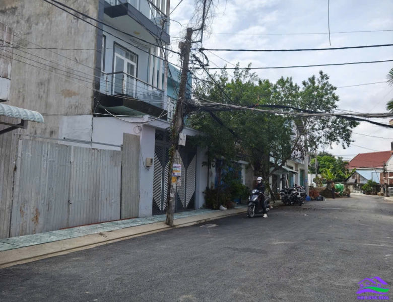 HAILONGREAL: Nhà đường 8m, vào 30m, Giá: 6,5ty, DT: 5x18m, 3,5 tầng 1632/ Lê Văn Lương, xã Nhơn 